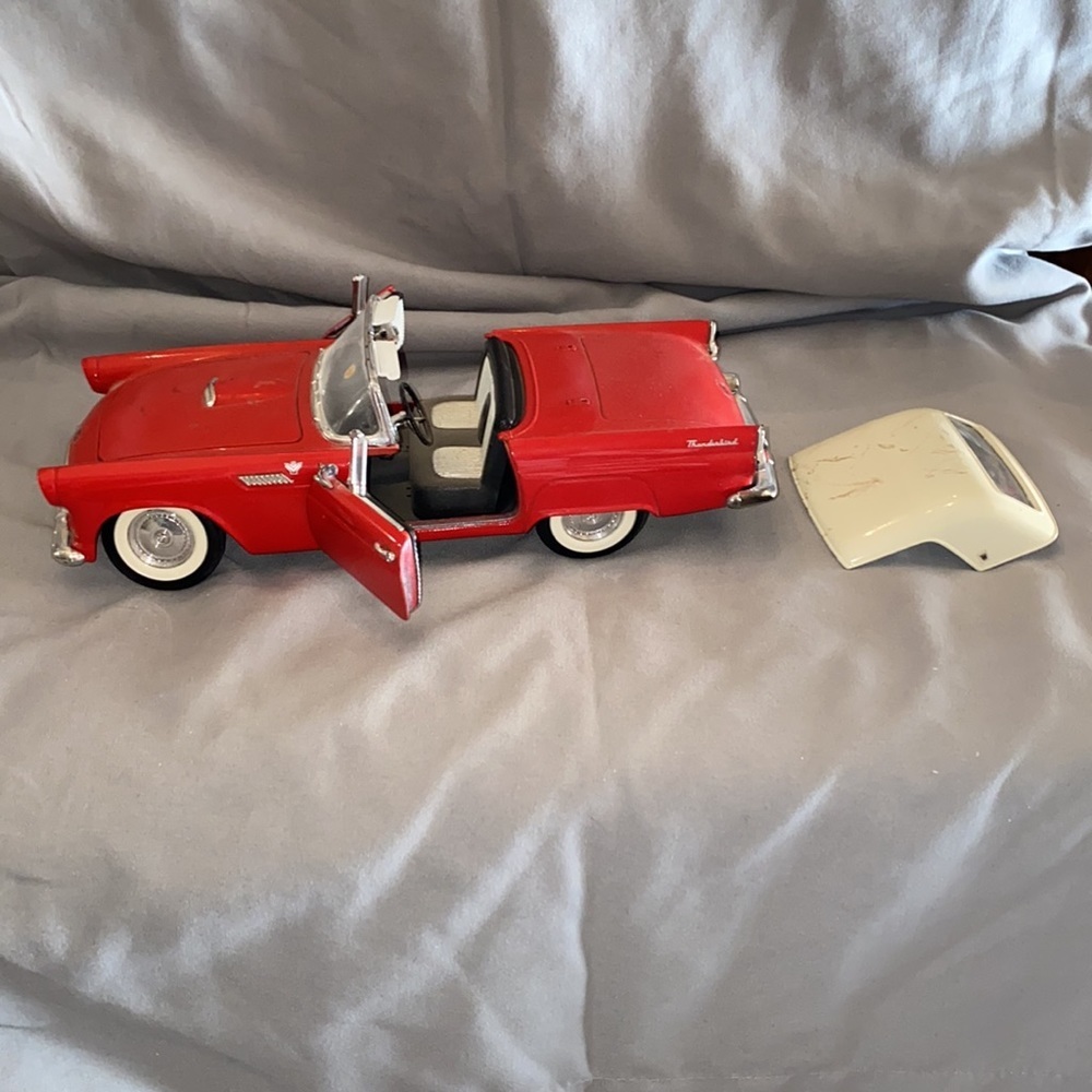 1955 Ford Thunderbird 1/18 Scale Die Cast Model Car - Picture 2 of 6